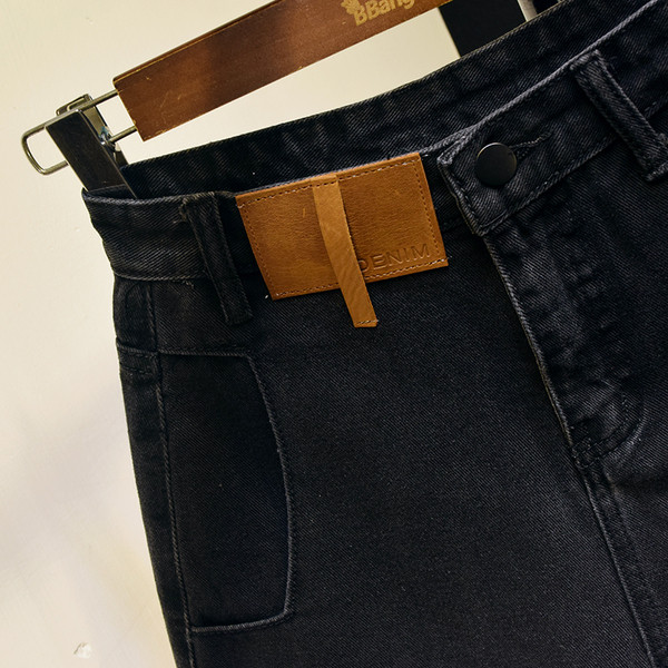 Zsebekkel, szakadt motívumokkal ellátott, hétköznapi női rövidnadrág