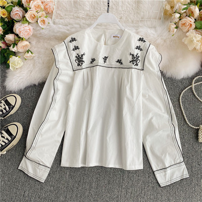 Modern női ing hímzéssel és ovális nyakkivágással, két színben