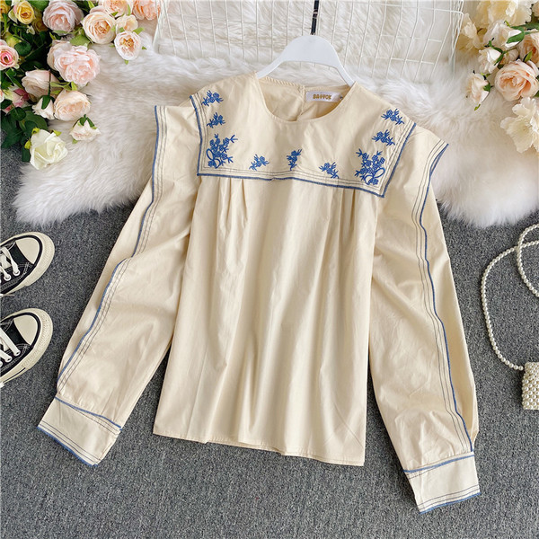 Modern női ing hímzéssel és ovális nyakkivágással, két színben