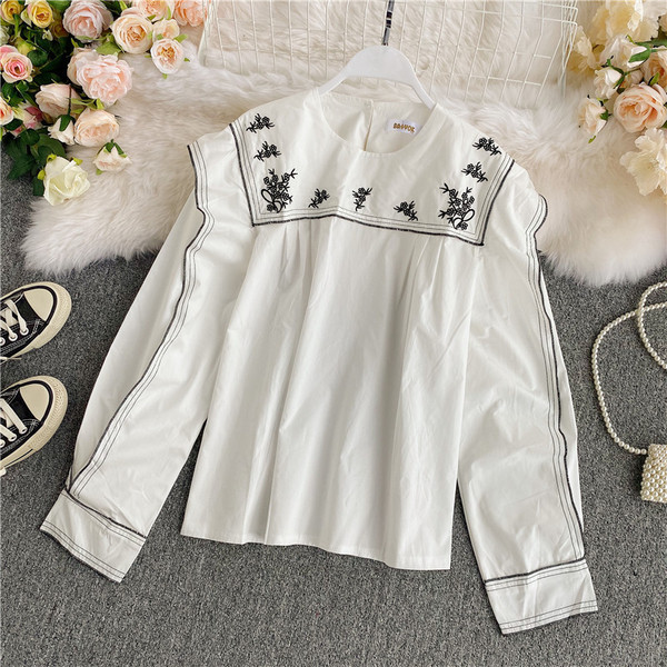 Modern női ing hímzéssel és ovális nyakkivágással, két színben