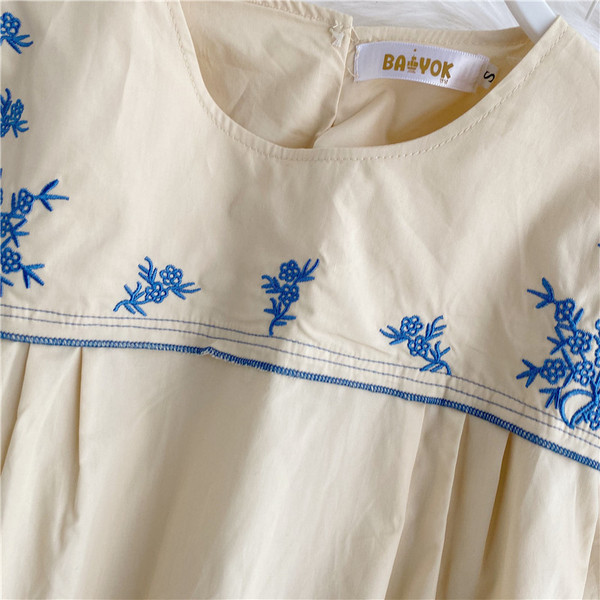 Modern női ing hímzéssel és ovális nyakkivágással, két színben