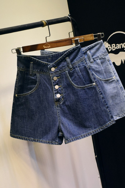 Magas derekú farmer rövidnadrág és gomb