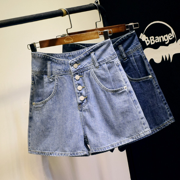 Magas derekú farmer rövidnadrág és gomb