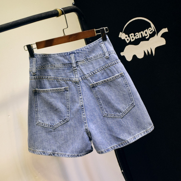 Magas derekú farmer rövidnadrág és gomb