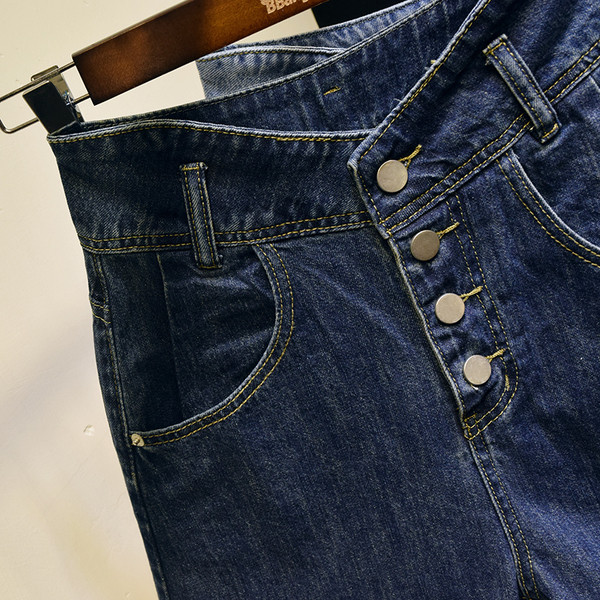 Magas derekú farmer rövidnadrág és gomb