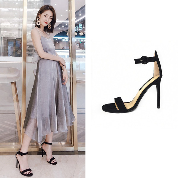 Κομψά γυναικεία σανδάλια με αγκράφα και ψηλό τακούνι