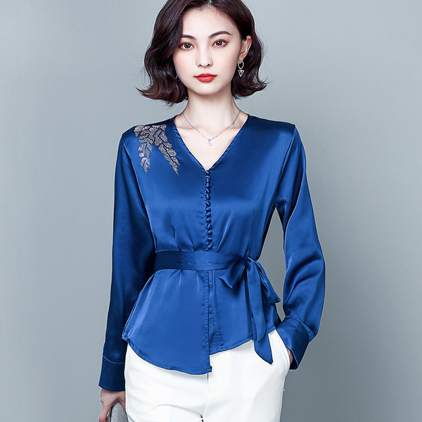 Sieviešu satīna krekls ar V veida kakla izgriezumu un pogām