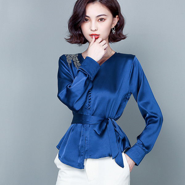 Sieviešu satīna krekls ar V veida kakla izgriezumu un pogām