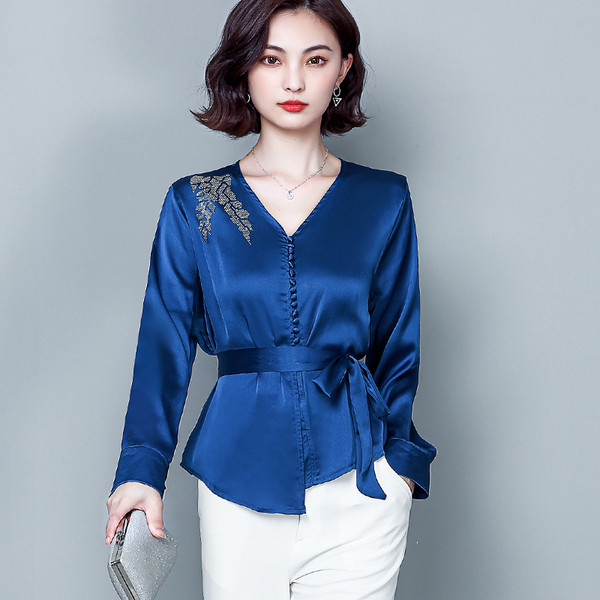 Sieviešu satīna krekls ar V veida kakla izgriezumu un pogām