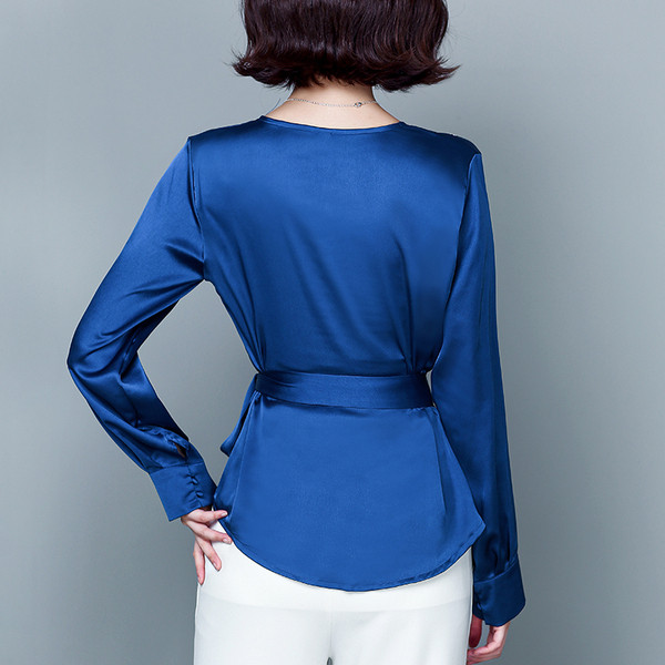 Sieviešu satīna krekls ar V veida kakla izgriezumu un pogām