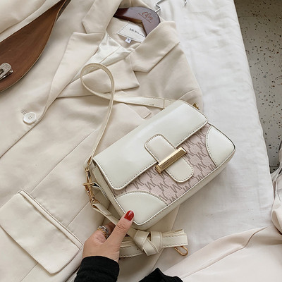 Γυναικεία τσάντα από οικολογικό δέρμα με μεταλλική στερέωση και δερμάτινη λαβή