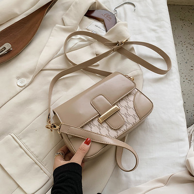 Γυναικεία τσάντα από οικολογικό δέρμα με μεταλλική στερέωση και δερμάτινη λαβή