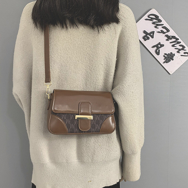 Γυναικεία τσάντα από οικολογικό δέρμα με μεταλλική στερέωση και δερμάτινη λαβή