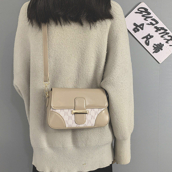 Γυναικεία τσάντα από οικολογικό δέρμα με μεταλλική στερέωση και δερμάτινη λαβή