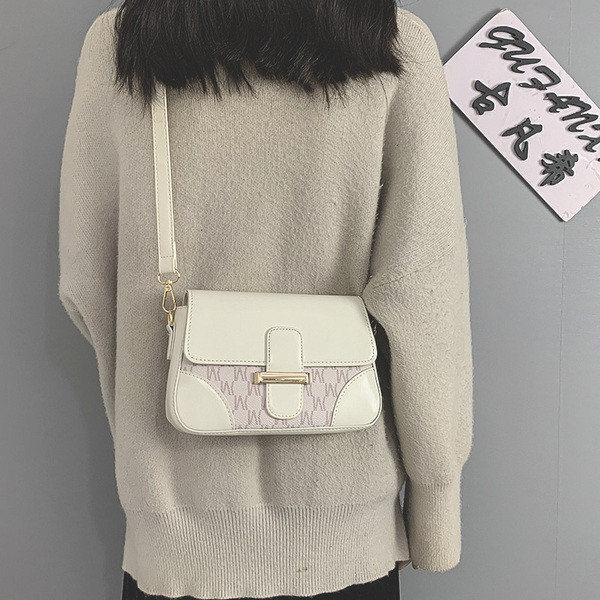 Γυναικεία τσάντα από οικολογικό δέρμα με μεταλλική στερέωση και δερμάτινη λαβή