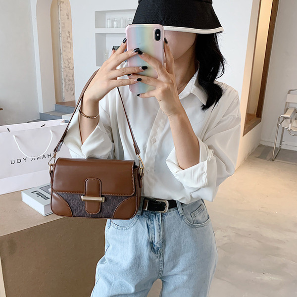 Γυναικεία τσάντα από οικολογικό δέρμα με μεταλλική στερέωση και δερμάτινη λαβή