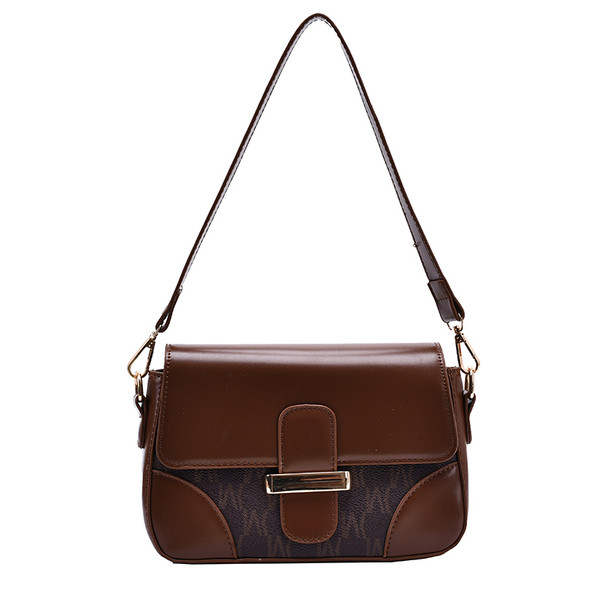 Γυναικεία τσάντα από οικολογικό δέρμα με μεταλλική στερέωση και δερμάτινη λαβή