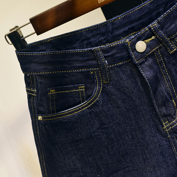 Női rövidnadrág magas derékkal - tiszta modell