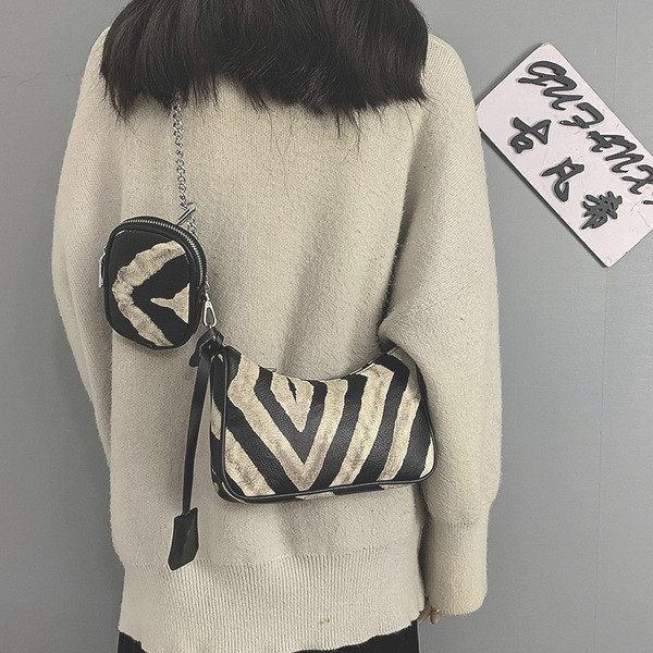 Γυναικεία έκο δερμάτινη τσάντα με μεταλλική αλυσίδα σε μαύρο χρώμα