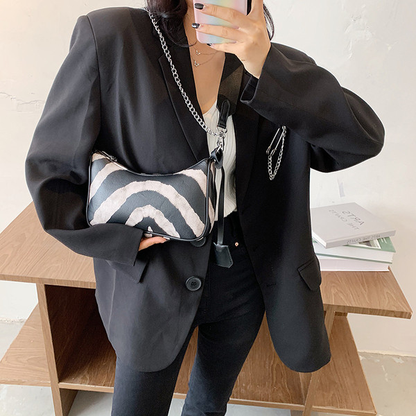 Γυναικεία έκο δερμάτινη τσάντα με μεταλλική αλυσίδα σε μαύρο χρώμα