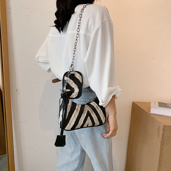 Γυναικεία έκο δερμάτινη τσάντα με μεταλλική αλυσίδα σε μαύρο χρώμα