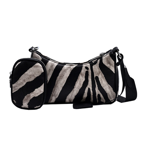 Γυναικεία έκο δερμάτινη τσάντα με μεταλλική αλυσίδα σε μαύρο χρώμα