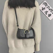 Γυναικεία τσάντα με μεταλλικό κούμπωμα και μακριά λαβή σε τρία χρώματα