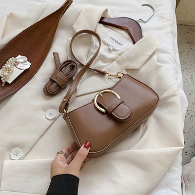 Γυναικεία τσάντα με μεταλλικό κούμπωμα και μακριά λαβή σε τρία χρώματα