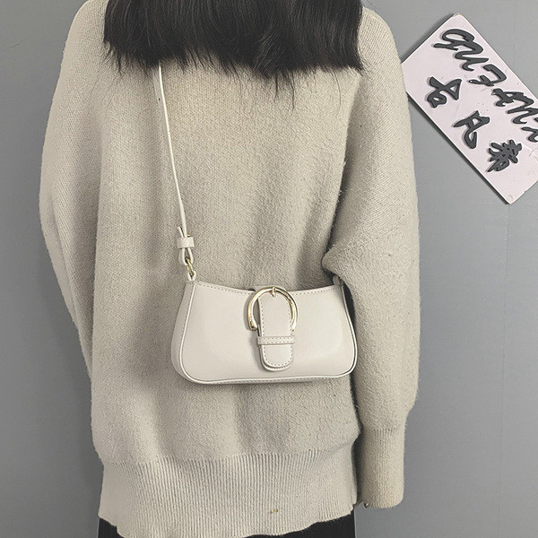 Γυναικεία τσάντα με μεταλλικό κούμπωμα και μακριά λαβή σε τρία χρώματα