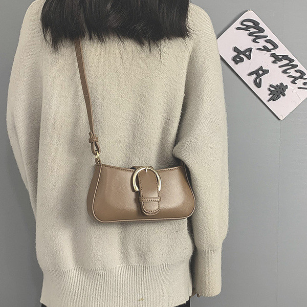 Γυναικεία τσάντα με μεταλλικό κούμπωμα και μακριά λαβή σε τρία χρώματα