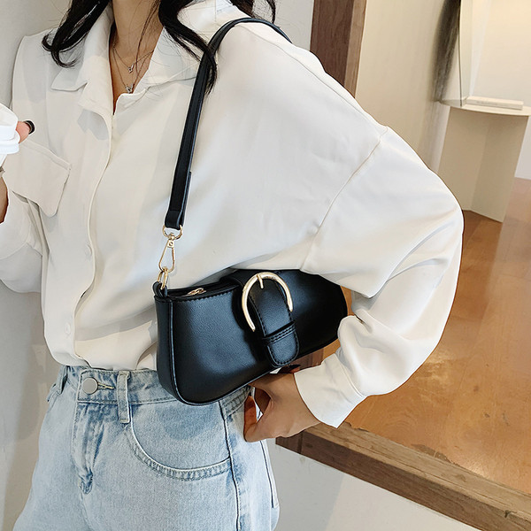 Γυναικεία τσάντα με μεταλλικό κούμπωμα και μακριά λαβή σε τρία χρώματα