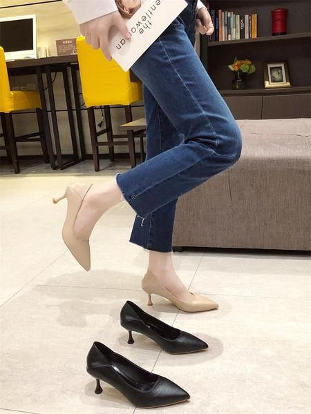 Elegantsed kõrgete õhukeste kontsadega naiste kingad