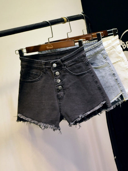 Kõrge vöökohaga teksapüksid ja nööbid