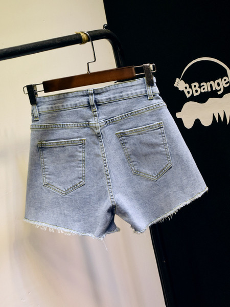 Kõrge vöökohaga teksapüksid ja nööbid