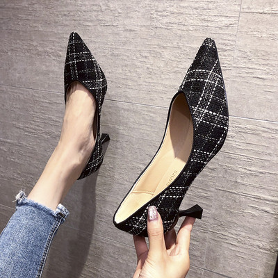 Κομψά γυναικεία παπούτσια με ψηλό τακούνι σε λευκό και μαύρο χρώμα