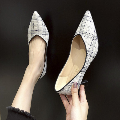 Κομψά γυναικεία παπούτσια με ψηλό τακούνι σε λευκό και μαύρο χρώμα