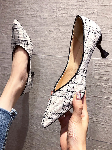 Κομψά γυναικεία παπούτσια με ψηλό τακούνι σε λευκό και μαύρο χρώμα