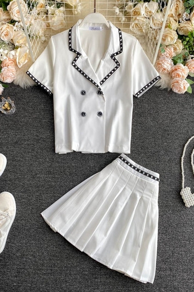 Naiste komplekti kuuluvad särk ja kõrge vöökohaga seelik