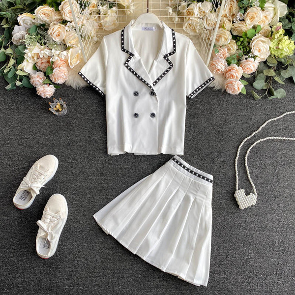 Naiste komplekti kuuluvad särk ja kõrge vöökohaga seelik