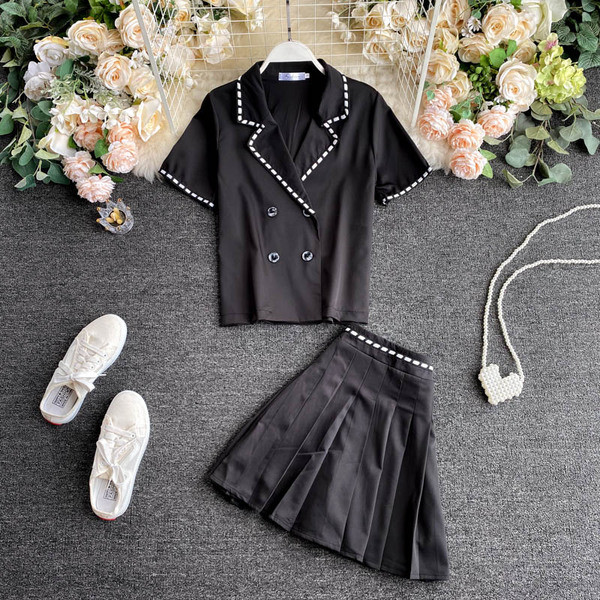 Naiste komplekti kuuluvad särk ja kõrge vöökohaga seelik