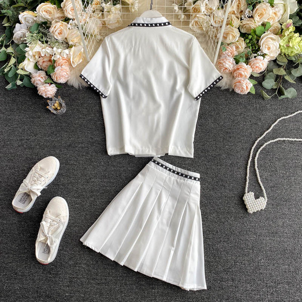 Naiste komplekti kuuluvad särk ja kõrge vöökohaga seelik