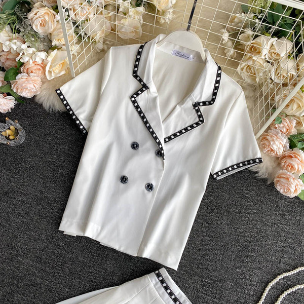 Naiste komplekti kuuluvad särk ja kõrge vöökohaga seelik