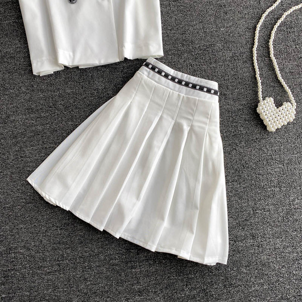 Naiste komplekti kuuluvad särk ja kõrge vöökohaga seelik