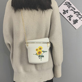 Γυναικεία τσάντα νέο μοντέλο με μεταλλική αλυσίδα και κέντημα