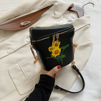 Γυναικεία τσάντα νέο μοντέλο με μεταλλική αλυσίδα και κέντημα