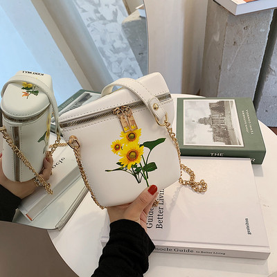 Γυναικεία τσάντα νέο μοντέλο με μεταλλική αλυσίδα και κέντημα