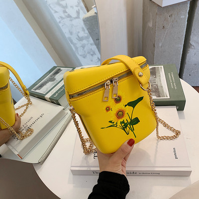 Γυναικεία τσάντα νέο μοντέλο με μεταλλική αλυσίδα και κέντημα