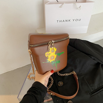 Γυναικεία τσάντα νέο μοντέλο με μεταλλική αλυσίδα και κέντημα