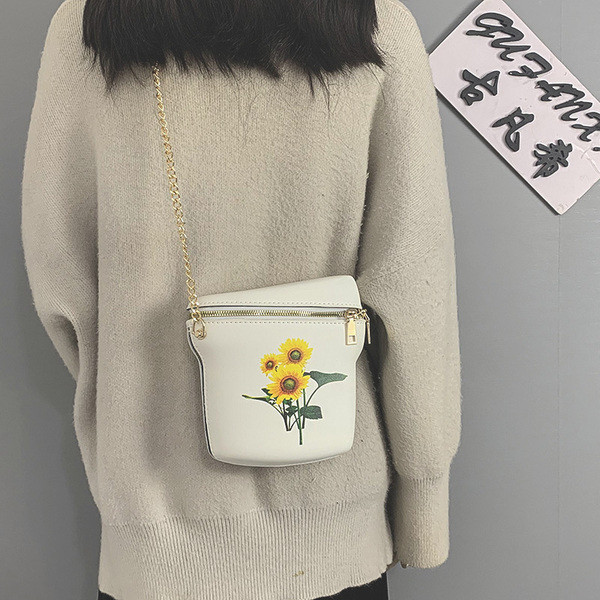 Γυναικεία τσάντα νέο μοντέλο με μεταλλική αλυσίδα και κέντημα