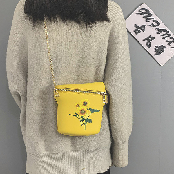 Γυναικεία τσάντα νέο μοντέλο με μεταλλική αλυσίδα και κέντημα